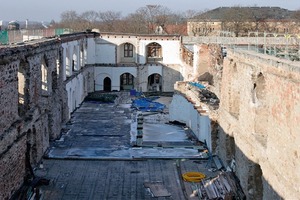  Ganz oben links: Der Westflügel nach Beendigung der RückbauarbeitenDaneben: Später wurden die großen Räumen durch eingehängte Boxen ergänztDarunter: Für den Bau des  neuen Beton-Treppenhauses mussten die Handwerker die Gewölbedecke des Kellers durchbrechen 