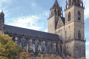 Magdeburger Dom mit eingerüs­te­tem Südturm während der Restaurierungsarbeiten 