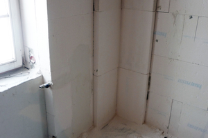  Rechts: Wandsäulen wurden mit Hilfe unterschiedlich dicker Dämmplatten erhalten 