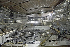  Der große Konzertsaal von DR Byen während der Bauphase. Unten ist die abgesenkte Stahlkonstruktion des zukünftigen Deckensegels zu erkennen 