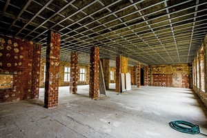  Bei der Montage aller Decken wurde eine Zusatzlast für mögliche Sichtdecken von bis zu 15 kg/m2 eingeplant und bei der Montage der Unterkonstruktionen berücksich-tigt Foto: Gilbers & Baasch 