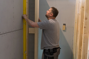  Die Wände der Duschkabinen wurden als beidseitig mit 1 x 12,5 mm Powerpanel H2O beplankte Holzrahmenkonstruktion in den Werkstätten der Holzbau Büker GmbH vorgefertigt und vor Ort nur noch montiert 