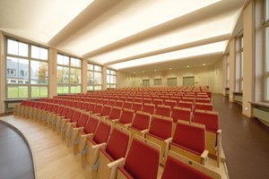  Bei der neuen Decke der Aula des Schulzentrums in Klingen­thal handelt es sich um eine Kombination aus Vorfertigung und Vor-Ort-Montage in Trockenbauweise 