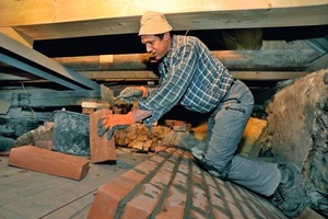  Ein Fünftel des Tonnengewölbes mauerten die Handwerker auf einer Gewölbeschalung aus Ziegeln wieder auf 