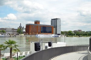  Blick auf den Speicher nach Abschluss der Umbauarbeiten vom anderen Ufer des Rheins 