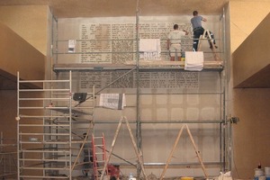  Das Buchstabenmeer brachten die Stuckateure um Martin Ranft in akribischer Arbeit an die Wand des Gottesdienstraumes 