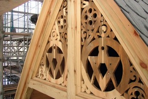  Schwebegiebel an allen vier Hausseiten: die Holzverzierungen sind sowohl von normannischen wie skandinavischen und Schweizer Vorbildern inspiriert 