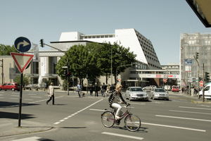  Ansicht der Kölner Oper vom Offenbachplatz aus vor der Sanierung - noch mit der Verbindungsbrücke Fotos: Benedikt Kraft 