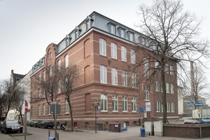  Die Fassade der Gemeinschaftsgrundschule Fürst-Bismarck-Straße in Duisburg-Ruhrort wurde im Zuge der Sanierung gereinigt und teilweise neu verfugt 