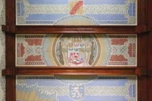  Nach Abschluss der Restaurierungsarbeiten ist an der Kassettendecke wieder das kaiserliche Wappen zu sehen 