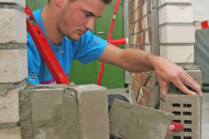  Jannes Wulfes, Bronzemedaillengewinner im Gewerk der Maurer, bei der Arbeit am runden Wandabschnitt Fotos (3): Thomas Schwarzmann 