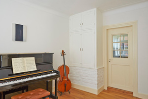  Blick in das weiß gehaltene Musikzimmer. Die im Farbton »New White« gestrichene Tür hebt sich deutlich ab 