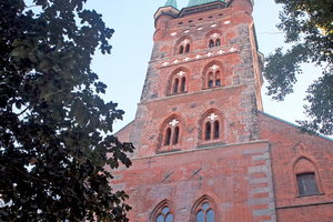  Teile der Gesimse sowie schmiedeeiserne Anker und Fensterrahmen wurden ebenfalls denkmalgerecht erneuert 