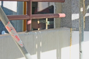  Daneben: So eine Balkonbrüstung verursacht genau wie auskragende Betonplatten und Attikawände enorme Wärmeverluste, die nur durch Abriss zu verhindern sind 