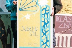  Diese beiden jungen Damen haben ihre Aufgabe „Jugendstil“ im Seminar in Form, Farbe und Schrift sehr gut umgesetzt 