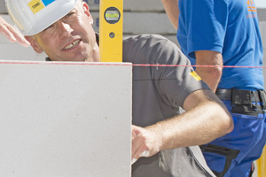  Thomas Schwarzmann, Redakteur der bauhandwerk, und Thomas Wieckhorst, Chefredakteur der bauhandwerk, arbeiten im Herbst 2014 am Musterhaus der Firma Reger Bau auf der Baustelle in Wernberg mit Foto: Thomas Wieckhorst 