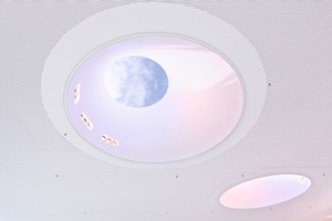  Lichtkanone in der Decke über der Skylobby: An der kreisrunden Öffnung in der Rohbaudecke setzt ein schiefer Trockenbaukegel an 