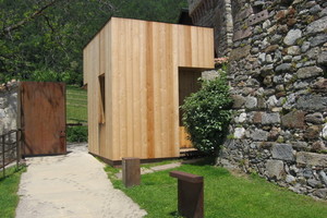  Schon der aus Holz gebaute Kubus, der das Kassenhäuschen enthält, zeigt an: Hier geht es in ein modernes Museum in historischer Bausubstanz 