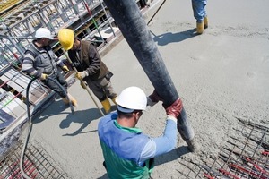  Links: Betonieren der Geschossdecken, in der die Rohbauer neben der Stahlbewehrung auch Rohre für die Betonkerntemperierung verlegten 