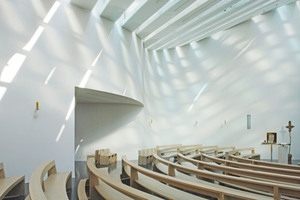  Durch den Einsatz unterschiedlich getönter Gläser im Dach ergibt sich im Kirchenschiff mit dem Tagesverlauf ein lebendiges Licht- und Schattenspiel Foto: Robert Mehl 