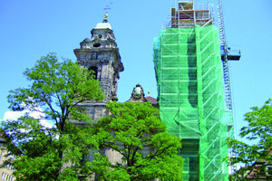  Daneben: Die Sanierungsarbeiten an der  barocken Egidienkirche in der Sebalder Altstadt von Nürnberg waren insbesondere an den beiden Türmen dringend erforderlich 