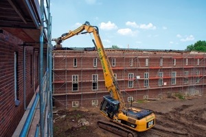  Die alten Dächer und maroden Holzdachstühle der Flügelbauten werden abgerissen 