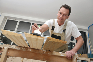  Holzbauteile können vom Maler in der Werkstatt vorgestrichen werden. Das spart Zeit und Aufwand auf der Baustelle 