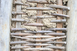  Eine von vier Ausfachungstechniken mit Lehm im Fachwerkbau: ein Geflecht aus Weichholzruten mit so genannten Staken und StrohlehmFoto: Thomas Wieckhorst 