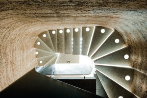  Blick ins Treppenhaus: Selbst die Stufen bestehen aus einer Mischung aus gewaschenem Aushublehm unter Zugabe von grünlichem Gesteinssplitt und Trasszement<br /> 