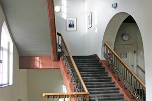  Rechts: Das Treppenhaus der Fakultät Musik der UdK vor Beginn der Restaurierungsarbeiten 