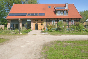  Unter dem neu gedeckten Dach vereint: das vor acht Jahren sanierte Fachwerkhaus (rechts) und das Passivhaus in der rekonstruierten Remise (links) auf Jückemöllers Hof in Steinhagen Foto: Thomas Wieckhorst 