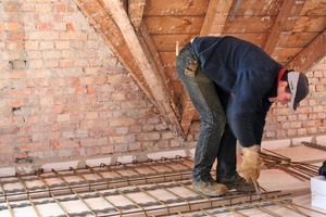  Auf Abstandhalter leg­ten die Handwerker die Armierung aus Betonstahlmatten auf und setzten die Beweh­rungs­bügel für die Rie­gel in die Schalungen ein 