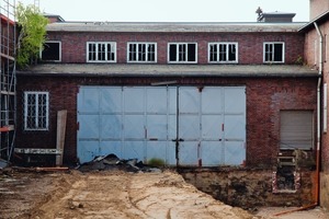  Das Tor zur großen Verladehalle vor Beginn der Sanierungs- und Umbauarbeiten 