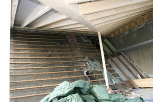  Über dem alten Satteldach entsteht das neue Dach für die Erweiterung 