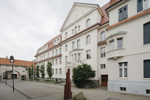  Die repräsentative Hauptfassade des Maria-Lenssen-Berufskollegs mit dem vom Stuckateur ergänzten neobarocken Fassadenschmuck 