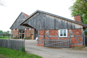  Die neu errichtete Remise dient als Carport und beherbergt zudem einen Biomasse-Heizkessel
Foto: Marvin Klostermeier 