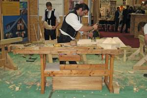  Auf der denkmal in Leipzig wird gezeigt, wie Holzteile für die Reparatur historischer Bauteile handwerklich neu angefertigt werden können 