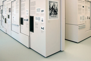  Im Eingang wird die Geschichte der Gedenkstätte dokumentiert<br /><br />Rechts: Die brüchigen Marmorplatten machten Platz für die fugenlose ComfortFloor Pro Beschichtung<br />Fotos: Sika Deutschland<br /> 