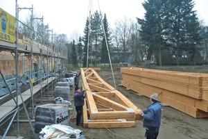  Kurze Bauzeit durch Vorfertigung: Die Montage der Dachkonstruktion für einen SB-Markt in Berlin nahm lediglich drei Tage in Anspruch 