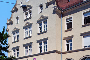  Bilder von links nach rechts: Sonderpreise gab es in der Kategorie historische Gebäude und Stilfassaden für ein Geschäftshaus in Landshut, ein Wohn- und Geschäftshaus in Goldkronach sowie für ein Wohnhaus in Bad Windsheim 