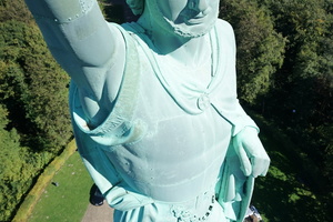  Metallskulptur des Hermann von oben gesehen 