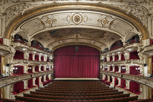  Die zentrale Ansicht vom 1. Rang auf die Bühne zeigt die ganze Pracht des großen Theatersaals des Deutschen Schauspielhauses in Hamburg 