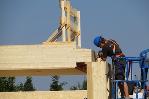  Rechts: Arbeiten an der Decke-Wand-Verbindung beim Aufrichten 