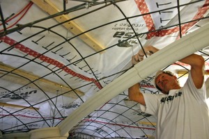  Die Rundeisen werden für die Ausbildung des Netzgewölbes an die Grate zwischen den einzelnen Gewölbebögen angeschlossen 