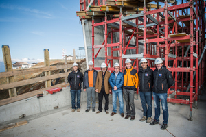  Reinhold Messner inmitten der am Bau beteiligten Planer und Bauherren auf der Baustelle 