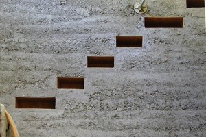  Schalungskörper in der aus Lehm gespampften Treppenhauswand zum Einschieben der Treppenstufen 