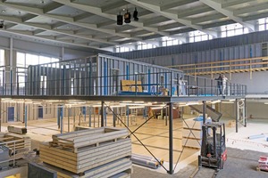  In der Halle sowie auf dem großen Stahlpodest in der Mitte, auf dem während der Nutzung als Universitätsbibliothek die Leseplätze eingerichtet waren und in Teilbereichen der Seitenflügeln entstehen Wohn- und Schlafkabinen für zwei bis acht Personen Fotos: 