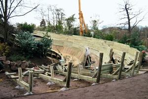  Die drei neuen Rodelbahnen im Zoo Hannover bauten die Zimmerleute der Ingenieur-Holzbau Cordes GmbH &amp; Co. KG aus massiven Douglasienstämmen und Kiefernhölzern 