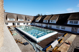  Unter dem Glasdach liegt das Schwimmbad. Der Spa-Bereich ist insgesamt 2000 m² groß 