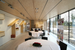  Besprechungsraum zum Thema des konstruktiven Holzbaus im Erdgeschoss des Neubaus 